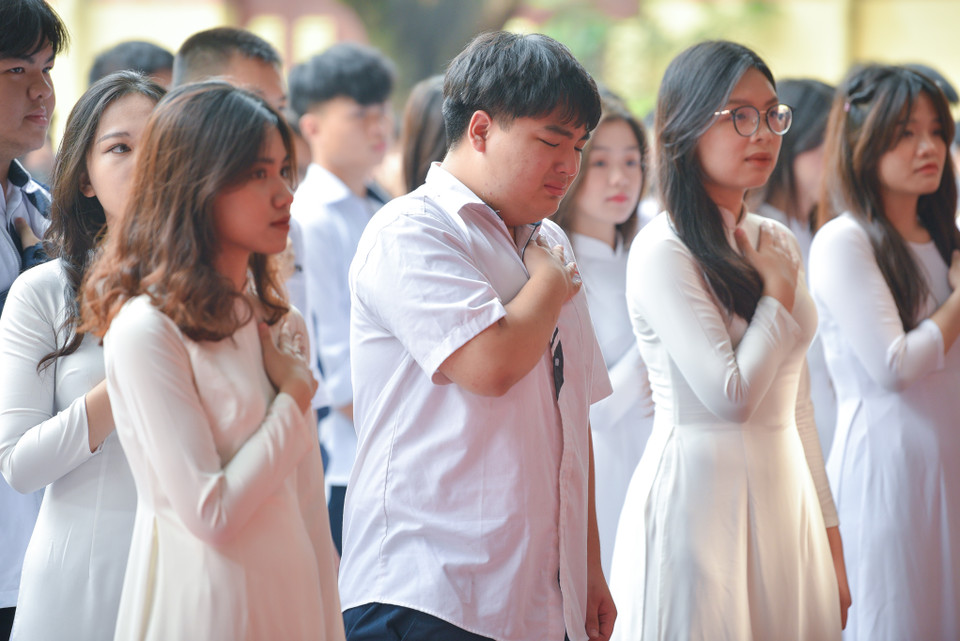 Một nam sinh bật khóc trong buổi lễ bế giảng tại trường Trung học Phổ thông Trần Phú (Hoàn Kiếm, Hà Nội). (Ảnh: Quỳnh Anh/Vietnam+)