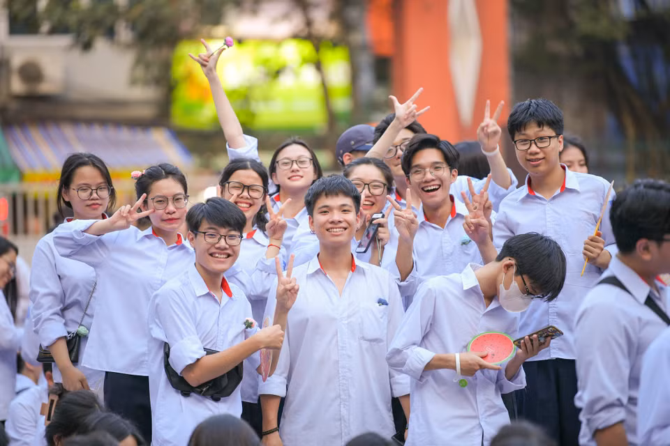 Sau buổi lễ bế giảng, các em học sinh khối 12 sẽ rời ghế nhà trường và chuẩn bị ôn tập cho kỳ thi tốt nghiệp Trung học Phổ thông sắp tới. (Ảnh: Quỳnh Anh/Vietnam+)