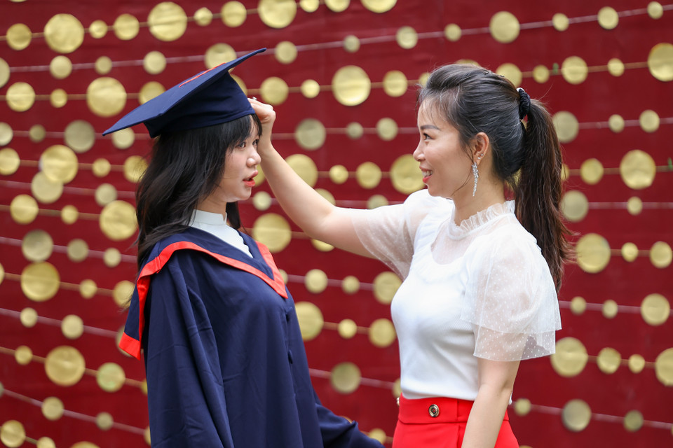 Các học sinh lớp 12 đã cùng nhau có mặt từ sớm để ghi lại những khoảnh khắc đáng nhớ và thiêng liêng nhất tuổi học trò. (Ảnh: Quỳnh Anh/Vietnam+)