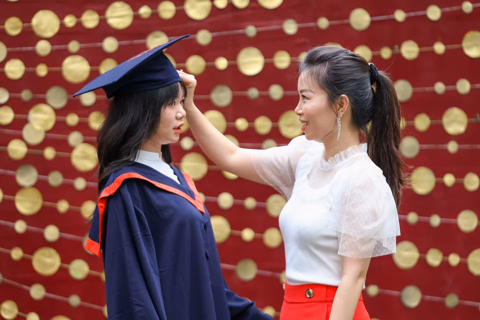 Các học sinh lớp 12 đã cùng nhau có mặt từ sớm để ghi lại những khoảnh khắc đáng nhớ và thiêng liêng nhất tuổi học trò. (Ảnh: Quỳnh Anh/Vietnam+)
