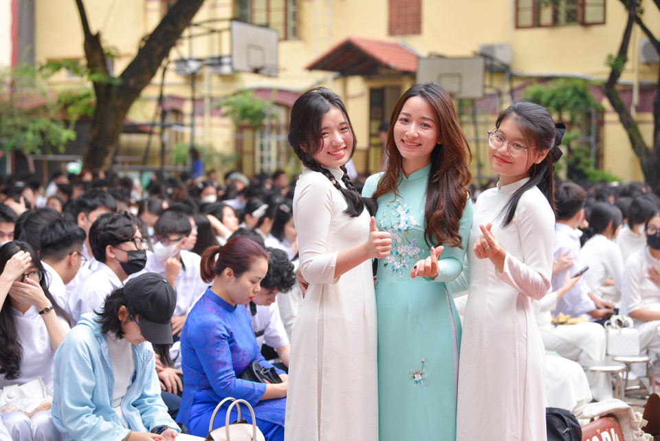 Nữ sinh nào cũng xúng xính váy áo để tham dự lễ bế giảng cuối cùng. (Ảnh: Quỳnh Anh/Vietnam+)