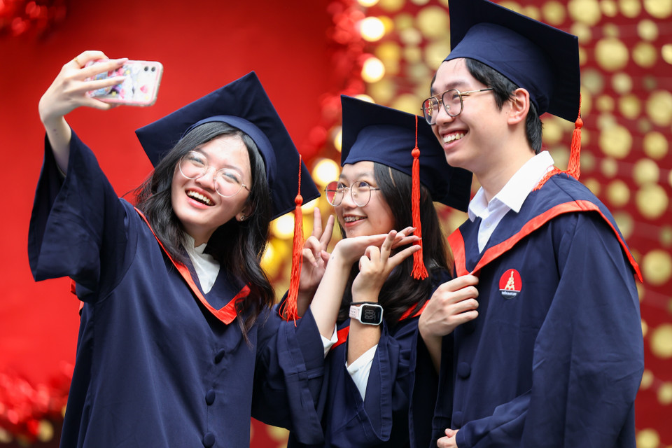 Cuối tháng Năm là dịp rất nhiều trường Trung học Phổ thông tại Hà Nội tổ chức lễ bế giảng, cũng là buổi lễ chia tay những học sinh lớp 12. (Ảnh: Quỳnh Anh/Vietnam+)