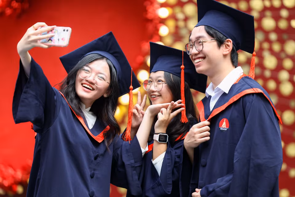 Cuối tháng Năm là dịp rất nhiều trường Trung học Phổ thông tại Hà Nội tổ chức lễ bế giảng, cũng là buổi lễ chia tay những học sinh lớp 12. (Ảnh: Quỳnh Anh/Vietnam+)