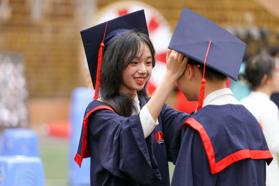 Năm học vừa qua là một năm học đầy cảm xúc học sinh khối 12. Các em kết thúc quãng thời gian học phổ thông với gần một năm học trực tuyến. (Ảnh: Quỳnh Anh/Vietnam+)