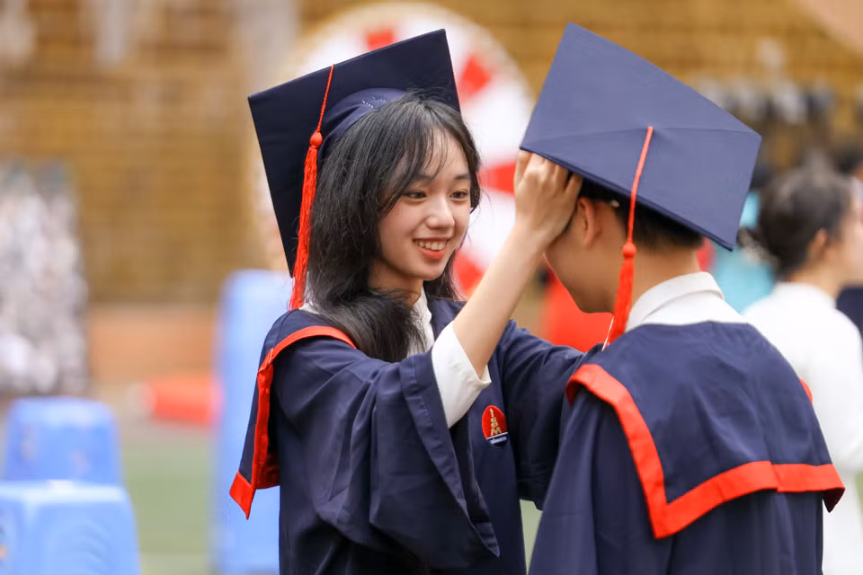 Năm học vừa qua là một năm học đầy cảm xúc học sinh khối 12. Các em kết thúc quãng thời gian học phổ thông với gần một năm học trực tuyến. (Ảnh: Quỳnh Anh/Vietnam+)