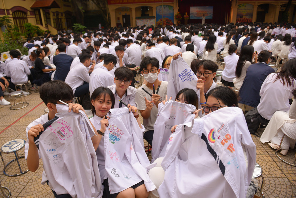 Ký tên hay vẽ lên chiếc áo trtừ lâu đã trở thành một hình ảnh quen thuộc của nhiều thế hệ học sinh cuối cấp. (Ảnh: Quỳnh Anh/Vietnam+)