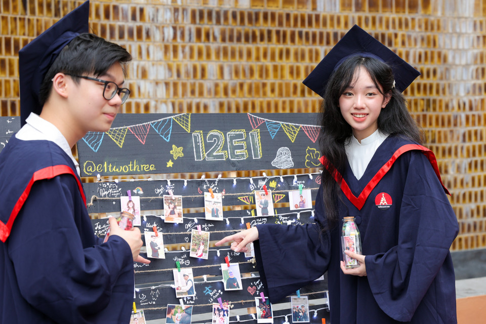 Tại lễ trưởng thành, mỗi học sinh lớp 12 một được phát hộp điều ước mà trong đó các bạn viết những mong ước của mình trong tương lai. (Ảnh: Quỳnh Anh/Vietnam+)