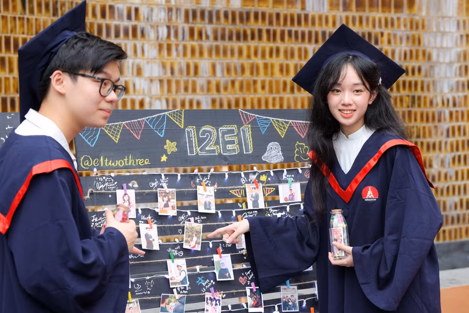 Tại lễ trưởng thành, mỗi học sinh lớp 12 một được phát hộp điều ước mà trong đó các bạn viết những mong ước của mình trong tương lai. (Ảnh: Quỳnh Anh/Vietnam+)