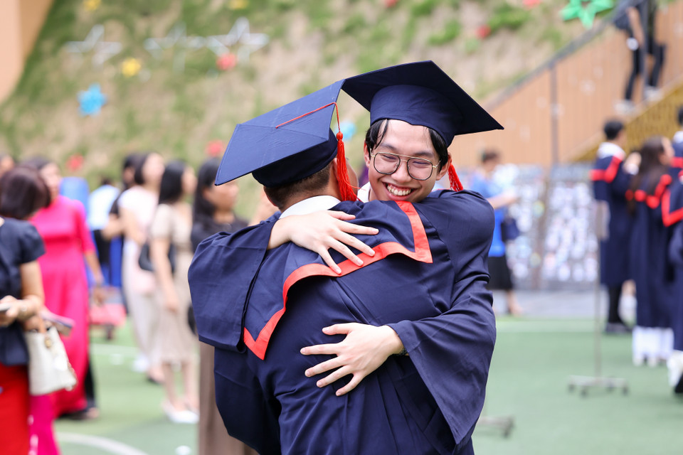 Chính vì vậy, lễ bế giảng, lễ trưởng thành cũng là khoảnh khắc cảm xúc của mỗi học sinh lớp 12 trường Marie Curie. (Ảnh: Quỳnh Anh/Vietnam+)
