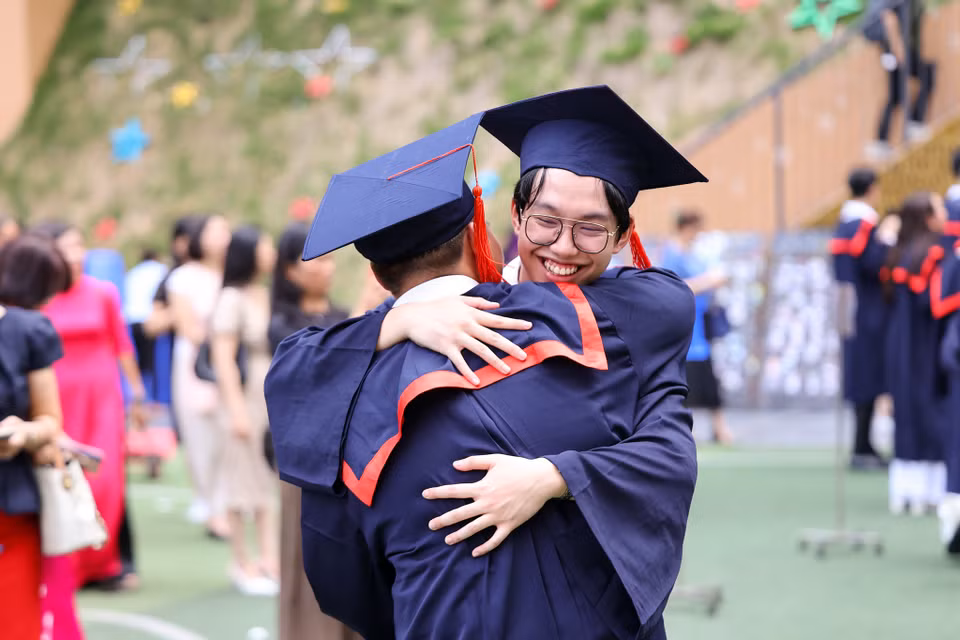 Chính vì vậy, lễ bế giảng, lễ trưởng thành cũng là khoảnh khắc cảm xúc của mỗi học sinh lớp 12 trường Marie Curie. (Ảnh: Quỳnh Anh/Vietnam+)