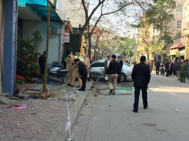 Chiếc xe này đã đâm vào nhiều xe máy đi cùng chiều, hất văng các phương tiện này. Xế hộp chỉ dừng khi đâm vào cửa nhà ven đường. (Ảnh: PV/Vietnam+)h