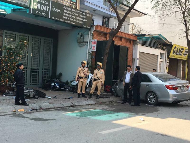 Lực lượng chức năng đã có mặt và phong tỏa hiện trường. (Ảnh: PV/Vietnam+)h