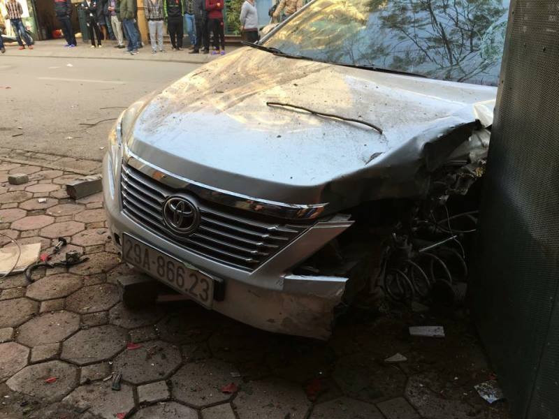 Một phần đầu của chiếc xe vỡ tan nát. (Ảnh: PV/Vietnam+)