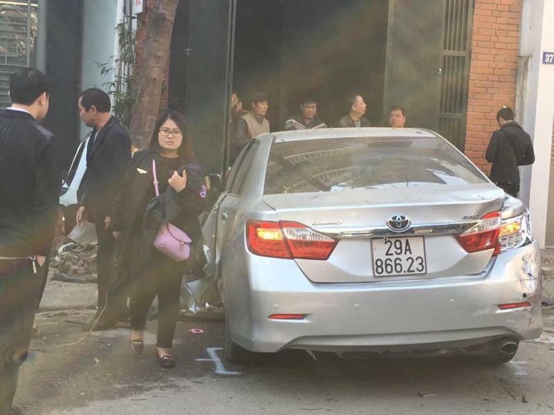 Tại hiện trường, xe ôtô nằm vuông góc với lòng đường, phía đầu móp méo nghiêm trọng do đâm vào cửa nhà dân. (Ảnh: PV/Vietnam+)