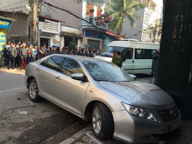 Ngay bên cạnh, 3 chiếc xe máy bị hất lên vỉa hè bị vỡ nát. Dọc đường rải rác nhiều mảnh vỡ vỏ xe. (Ảnh: PV/Vietnam+)h