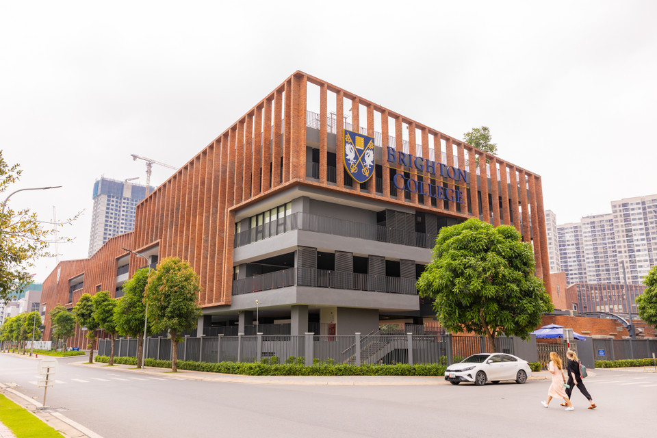 Với diện tích 3,4ha trong khu đô thị Vinhomes Ocean Park Hà Nội, Brighton College Vietnam sở hữu kiến trúc độc đáo, với hệ thống cơ sở vật chất hiện đại, đáp ứng các tiêu chuẩn Anh Quốc khắt khe đồng thời đem lại không gian học tập đầy sáng tạo cho các em học sinh từ 5 tới 18 tuổi. (Ảnh: Minh Sơn/Vietnam+)