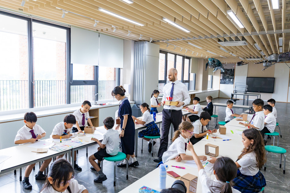 Tại Brighton College Vietnam, mỗi học sinh đều được sắp xếp vào một trong bốn Nhà là: Hampden, Fenwick, Chichester hoặc Ryle. Mỗi nhà đều mang một bản sắc, phẩm chất riêng, và được đặt tên từ những nhân vật có sự cống hiến to lớn trong lịch sử hình thành và phát triển của Brighton College. (Ảnh: Minh Sơn/Vietnam+)