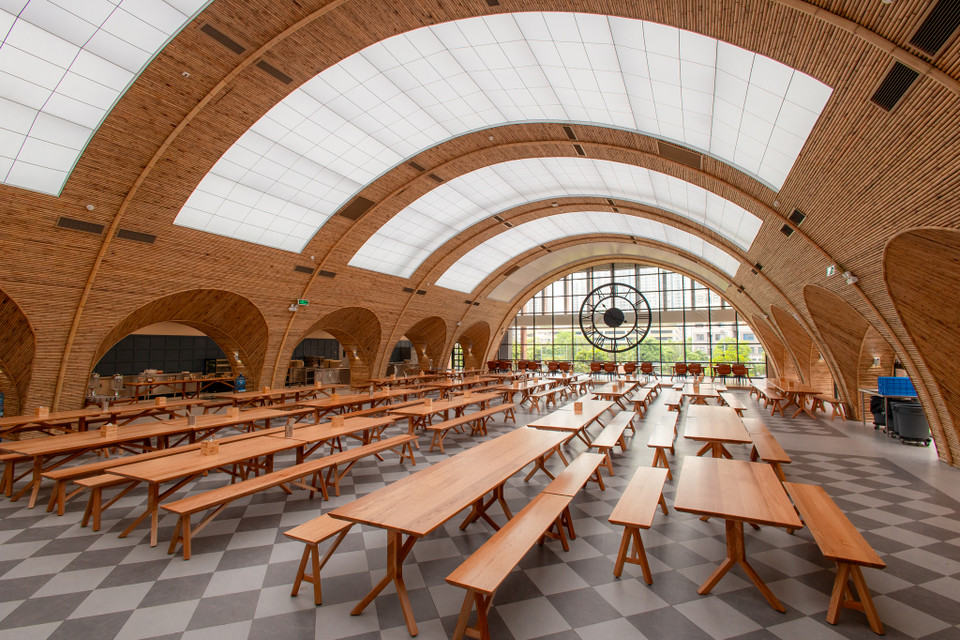 Nhà ăn của trường được lấy cảm hứng từ bộ truyện nổi tiếng Harry Potter, đặc biệt là hình ảnh ga tàu King’s Cross. (Ảnh: Minh Sơn/Vietnam+)