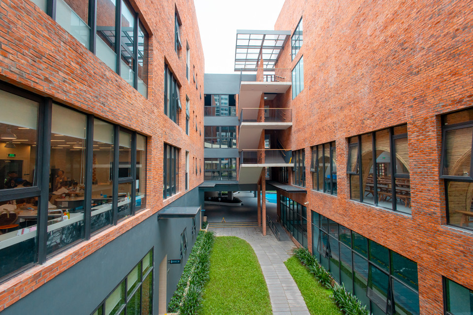 Trong khuôn viên nhà trường, các khoảng không thiên nhiên được tận dụng tối đa để bổ trợ cho việc học tập của học sinh. Trường có hành lang mở và hệ thống cấp khí tươi cao cấp trong mỗi lớp học đảm bảo cho học sinh một môi trường học tập thoáng đãng và lành mạnh. (Ảnh: Minh Sơn/Vietnam+)