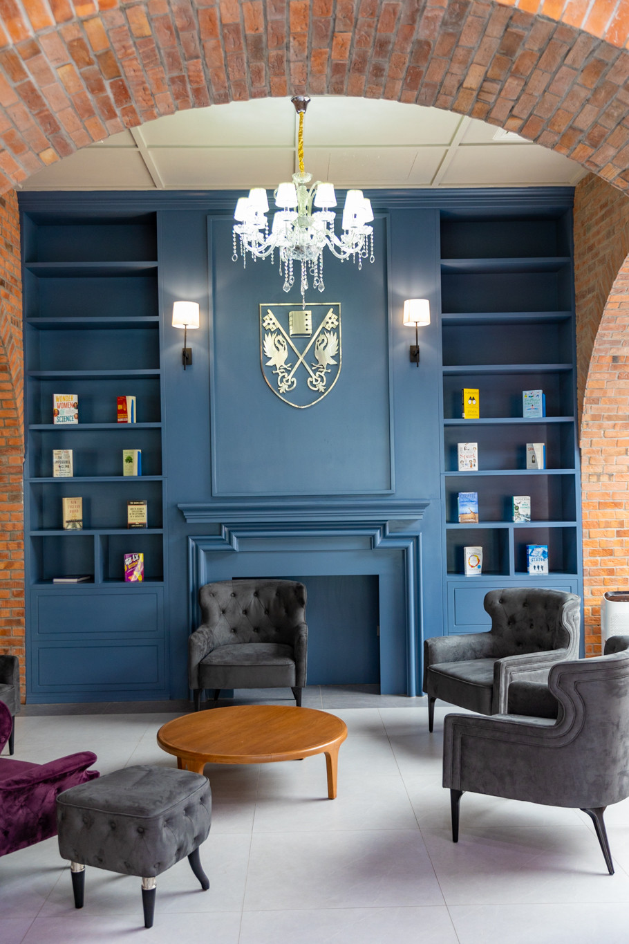 Các không gian thư viện, nhà ăn lấy cảm hứng từ bộ phim Harry Potter và trường Đại học Oxford, kết hợp phong cách cổ điển và hiện đại. (Ảnh: Minh Sơn/Vietnam+)