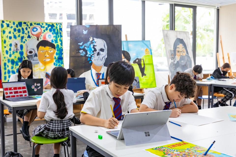 Chương trình học của Brighton College Vietnam được thừa hưởng từ sự kết hợp hài hòa giữa chương trình giáo dục tiến bộ của Anh, dựa trên khung năng lực toàn diện trong Chương trình quốc gia Anh quốc với chương trình và phương pháp giảng dạy độc đáo có bề dày gần 200 năm của Brighton College. Bên cạnh đó, học sinh sẽ được học các chương trình văn hóa Việt Nam như học tiếng Việt, học lịch sử, địa lý Việt Nam với thời lượng một tiết mỗi ngày ở bậc Tiểu học và 3 tiết một tuần ở bậc Trung học. (Ảnh: Minh Sơn/Vietnam+)