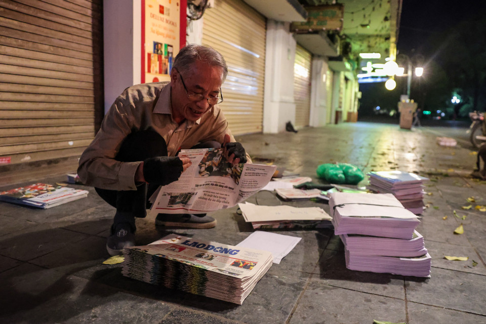 Là một trong những người đã gắn bó lâu năm với nghề phân loại và đưa báo, ông Thuần cho biết đã bắt đầu công việc này từ năm 1996 cho đến nay đã hơn 26 năm. (Ảnh: Minh Sơn/Vietnam+)