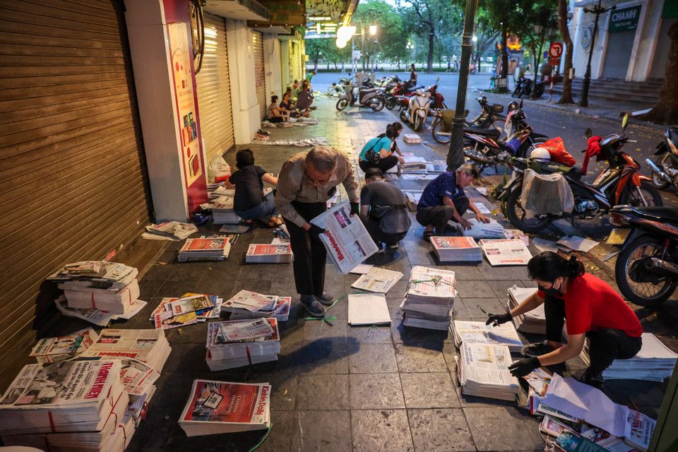 Trải qua hai năm đại dịch COVID-19, báo giấy dù vẫn phát hành nhưng không còn thu hút độc giả như trước. Hình ảnh người dân cầm tờ báo để đọc cũng ngày càng ít đi. (Ảnh: Minh Sơn/Vietnam+)