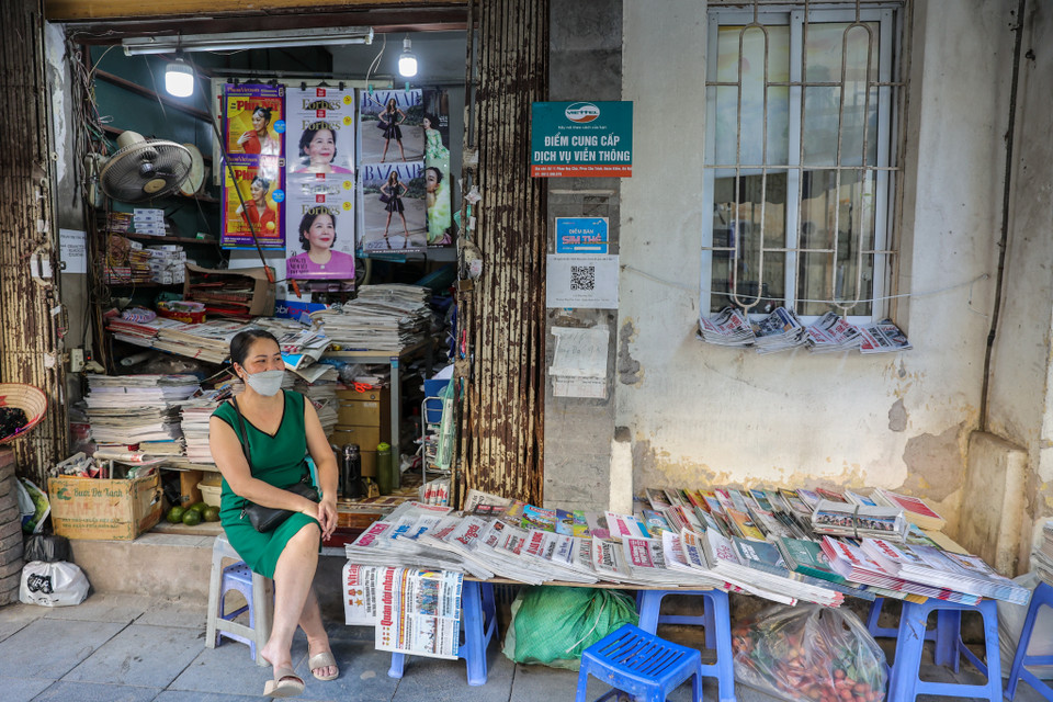 Chị Nguyễn Thị Phương Oanh, chủ sạp báo duy nhất trên phố Phan Huy Chú cho biết những năm gần đây số lượng người mua báo giấy càng lúc càng ít đi. (Ảnh: Minh Sơn/Vietnam+)