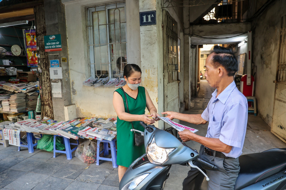 Chị Oanh chỉ duy trì bán như một nét văn hóa cho khách quen chứ để sống bằng sạp báo này rất khó. (Ảnh: Minh Sơn/Vietnam+)