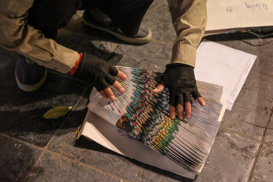 Ông Thuần cho hay trước đây báo giấy phát hành với số lượng rất lớn, ông cùng các đồng nghiệp rất vất vả để phân loại và giao báo. Nhưng đến giờ số lượng xuất bản giảm mạnh, báo giấy chủ yếu phục vụ các cơ quan, đoàn thể và những cá nhân đặt báo hàng ngày. (Ảnh: Minh Sơn/Vietnam+)