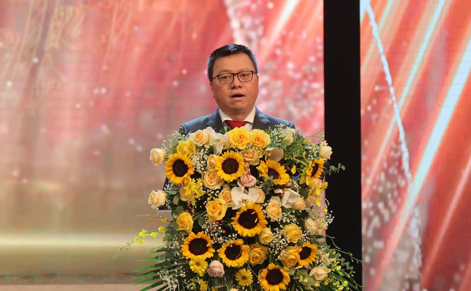 Phát biểu tại sự kiện, Chủ tịch Hội Nhà báo Việt Nam Lê Quốc Minh cho biết, báo chí đã thể hiện bản lĩnh chính trị vững vàng và trách nhiệm xã hội cao cả, kỹ năng nghề nghiệp tinh thông, tạo được hiệu quả xã hội rộng khắp. Nhiều tác phẩm xuất sắc trong số đó được vinh danh trong Lễ trao giải Báo chí Quốc gia lần thứ XVI - năm 2021. (Ảnh: Hoài Nam/Vietnam+)