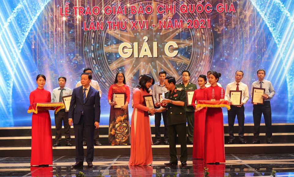 Năm nay là năm thứ 16 Giải báo chí quốc gia được tổ chức theo các Quyết định của Thủ tướng Chính phủ phê duyệt Đề án Giải báo chí quốc gia và Đề án Nâng cao chất lượng Giải báo chí quốc gia. Mặc dù đại dịch COVID-19 tác động không nhỏ đến quá trình tác nghiệp báo chí trong năm 2021, nhưng số lượng tác phẩm gửi về dự Giải là 1.911 tác phẩm. (Ảnh: Hoài Nam/Vietnam+)