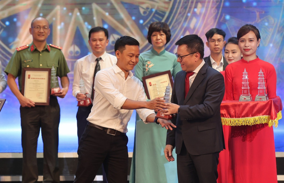 Tác phẩm: "Lời khẩn cầu từ dòng Đà giang" của tác giả Trọng Đạt đoạt giải B thể loại Ảnh đơn, phóng sự ảnh, nhóm ảnh (không có giải A). (Ảnh: Hoài Nam/Vietnam+)