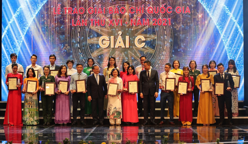 Loạt 5 bài: ‘Vững niềm tin con đường đi lên chủ nghĩa xã hội’ của nhóm tác giả Lại Thị Thanh Mai, Trần Mạnh Hùng, Bùi Anh Tuấn, Vũ Lê Hà, Đặng Thị Thu Huyền đã được trao giải C thể loại Tin, bài phản ánh, phỏng vấn (Báo in). (Ảnh: Hoài Nam/Vietnam+)