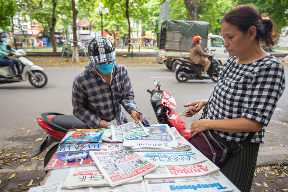 Sạp báo của chị Đàm Thị Hòa trên đường Phan Đình Phùng cũng không nằm ngoài vòng xoáy của phát triển công nghệ. Sạp báo nhỏ bên cạnh quán nước của chị trong vài năm trở lại đây chỉ bán 'cầm hơi.' (Ảnh: Hoài Nam/Vietnam+)