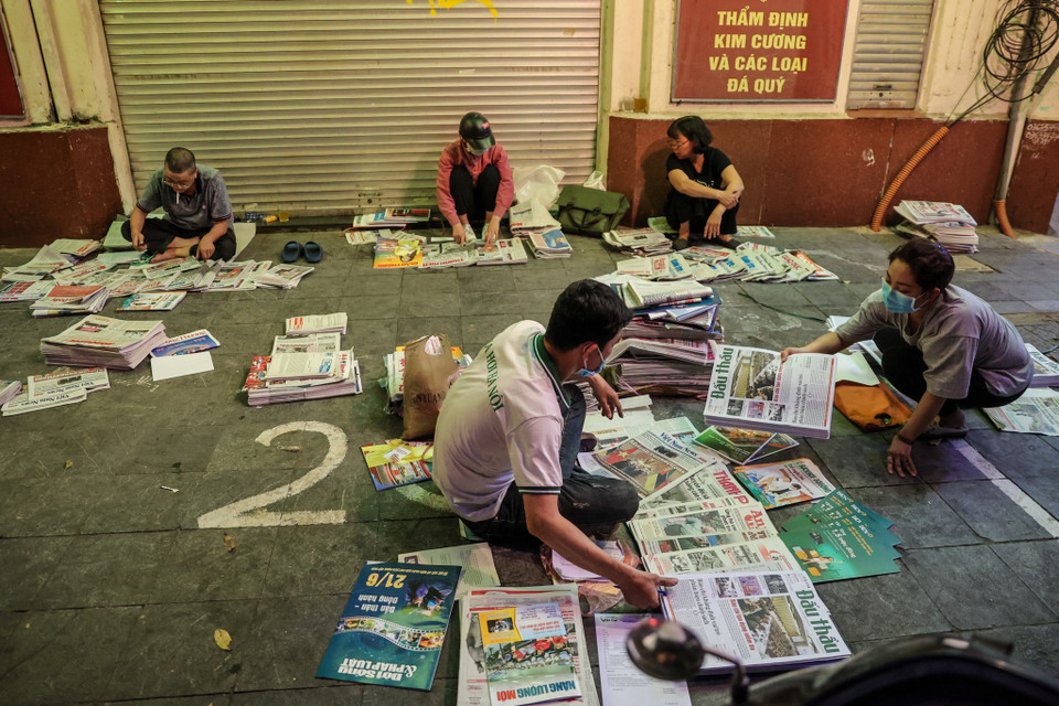 Những người tham gia công việc này chủ yếu đã lớn tuổi, về hưu. Nhiều người cho biết công việc thu nhập cũng chẳng bao nhiêu nhưng chủ yếu vì thói quen và niềm vui được gặp gỡ nhau. (Ảnh: Minh Sơn/Vietnam+)