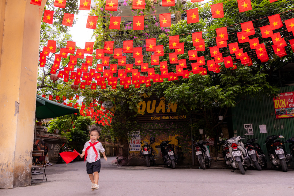 Khác hẳn với những ngày thường, những con ngõ vốn yên tĩnh giờ đây trở nên nhộn nhịp hơn bao giờ hết với những lá cờ đỏ sao vàng tô điểm lên. (Ảnh: Minh Sơn/Vietnam+)