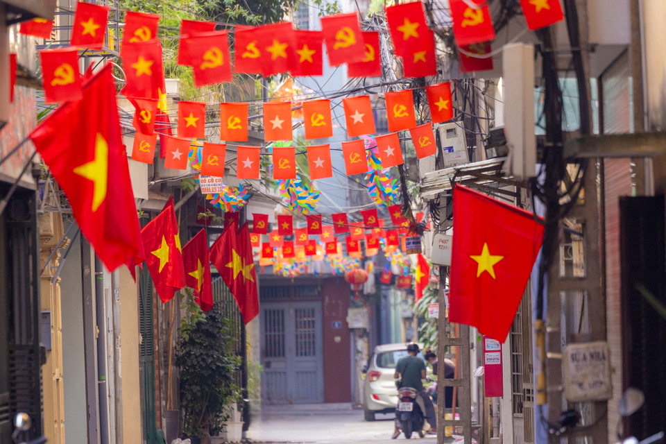 Kỷ niệm 79 năm ngày Quốc khánh 2/9, Hà Nội một lần nữa khoác lên mình tấm áo mới rực rỡ sắc đỏ của cờ Tổ quốc. Không chỉ những con đường lớn, những tòa nhà cao tầng, mà cả những con ngõ nhỏ, những góc phố yên bình cũng được tô điểm bằng những lá cờ tung bay phấp phới. (Ảnh: Minh Sơn/Vietnam+)