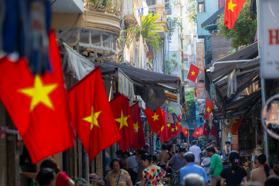 Dịp Quốc khánh không chỉ là dịp để thể hiện lòng yêu nước mà còn là dịp để mọi người xích lại gần nhau hơn. Trong những con ngõ nhỏ, hàng xóm trở nên thân thiết hơn, tình làng nghĩa xóm được thắt chặt. (Ảnh: Minh Sơn/Vietnam+)