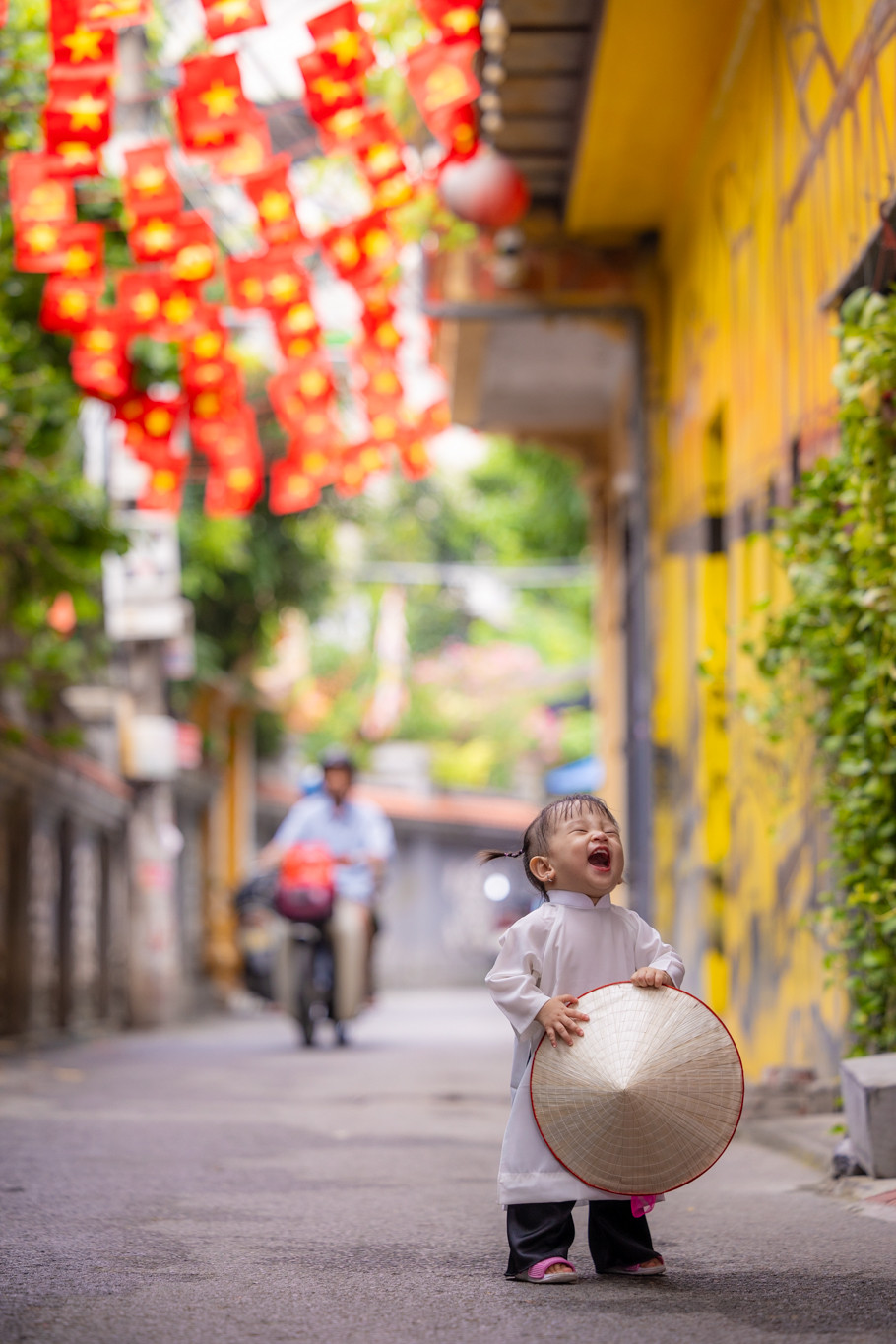 Những con ngõ nhỏ với cờ Tổ quốc không chỉ đẹp mắt mà còn mang đến cho người dân một cảm giác ấm áp, gần gũi. Đó là nơi để mọi người cùng nhau chia sẻ niềm vui, tự hào về đất nước. Đó cũng là nơi để các thế hệ trẻ tìm hiểu về lịch sử, truyền thống của dân tộc. (Ảnh: Minh Sơn/Vietnam+)