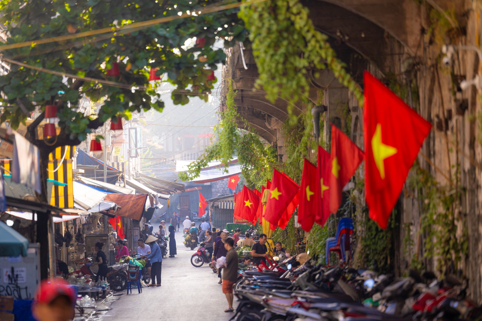 Những con ngõ nhỏ với cờ hoa rực rỡ không chỉ là một phần của cảnh quan đô thị mà còn là biểu tượng của tình yêu quê hương đất nước. Đó là nơi lưu giữ những giá trị truyền thống tốt đẹp của dân tộc, là nơi nuôi dưỡng tình yêu quê hương trong lòng mỗi người dân. (Ảnh: Minh Sơn/Vietnam+)