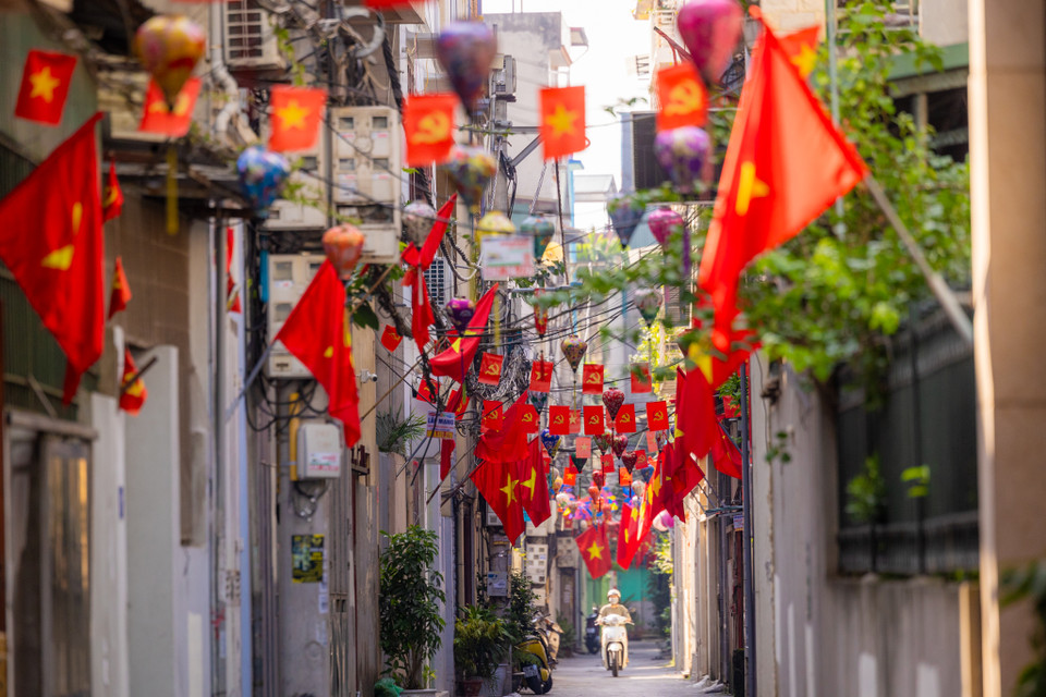 Hình ảnh những ngôi nhà trong san sát, điểm xuyết những lá cờ đỏ sao vàng đã trở thành một nét đặc trưng của Hà Nội trong những ngày này. Mỗi lá cờ là một lời khẳng định niềm tự hào dân tộc, là tình yêu đất nước của mỗi người dân. (Ảnh: Minh Sơn/Vietnam+)