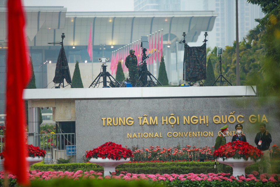 Các đơn vị chức năng đã triển khai phương án bố trí lực lượng, phương tiện, kỹ thuật để bảo đảm an ninh trật tự tại Trung tâm Hội nghị Quốc gia. (Ảnh: PV/Vietnam+)