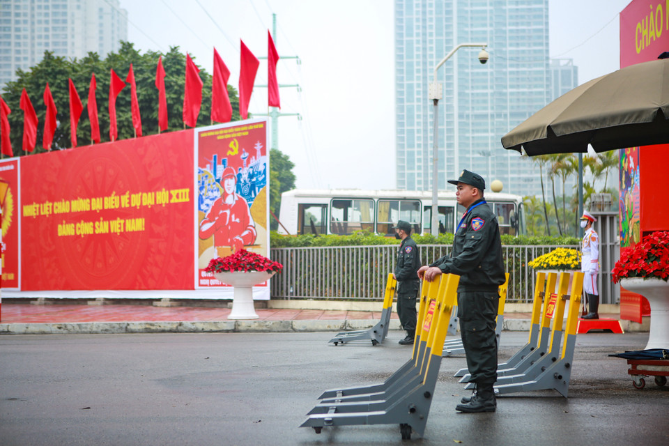 Tất cả lực lượng chức năng đều trong trạng thái sẵn sàng cao nhất, dành toàn lực bảo vệ an toàn cho sự kiện chính trị trọng đại này. (Ảnh: PV/Vietnam+)