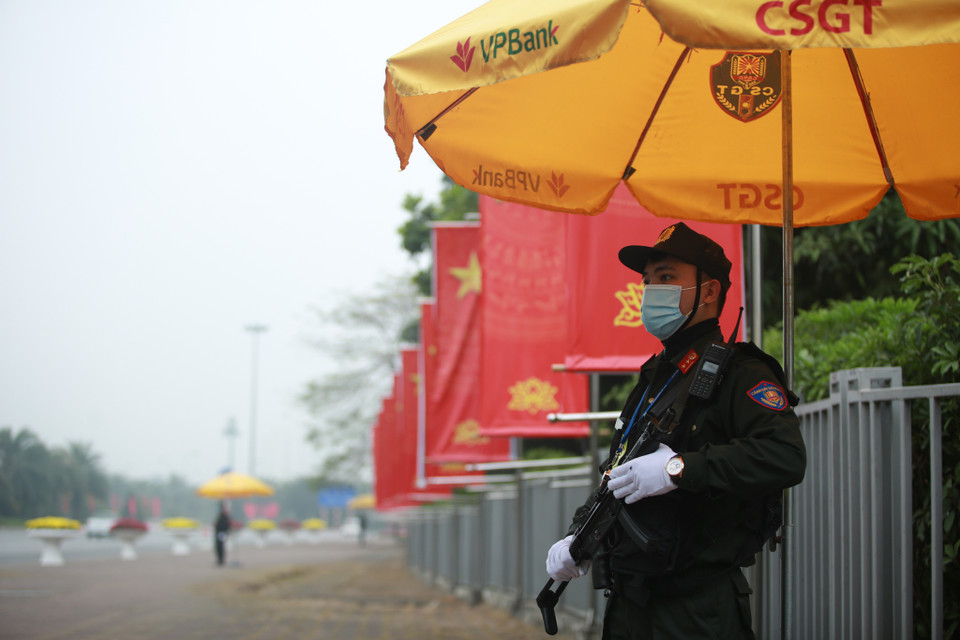 Trước các cổng Trung tâm Hội nghị Quốc gia được các lực lượng chức năng chốt chặn kiểm soát nghiêm ngặt. (Ảnh: PV/Vietnam+)