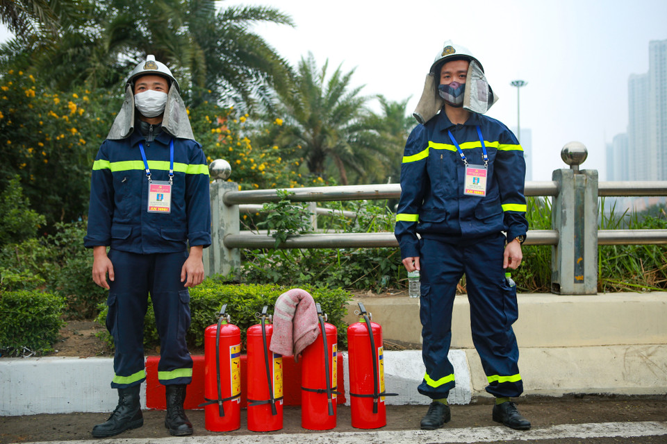 Lực lượng phòng cháy chữa cháy được huy động đề phòng các sự cố. (Ảnh: PV/Vietnam+)
