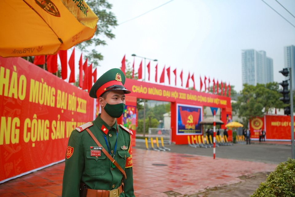 Thành phố Hà Nội cũng đã tổ chức phân luồng cho các phương tiện giao thông đi lại thuận tiện, đảm bảo an toàn khu vực xung quanh Trung tâm Hội nghị Quốc gia. (Ảnh: PV/Vietnam+)