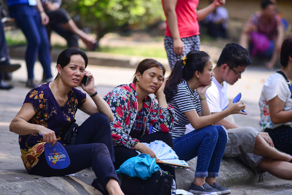 Cảnh tượng ngủ quên, vạ vật đợi con em mình thi xong không phải là hiếm gặp. (Ảnh: Minh Sơn/Vietnam+)