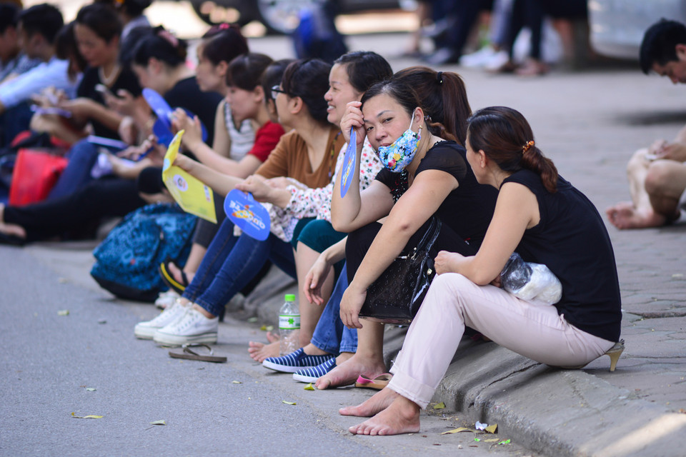 Trường Đại học Quốc gia đã bố trí các bình nước giải khát cho các phụ huynh. (Ảnh: Minh Sơn/Vietnam+)