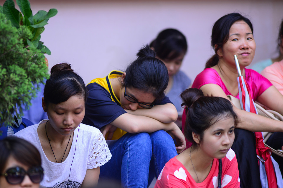 Cảnh tượng ngủ quên, vạ vật đợi con em mình thi xong không phải là hiếm gặp. (Ảnh: Minh Sơn/Vietnam+)